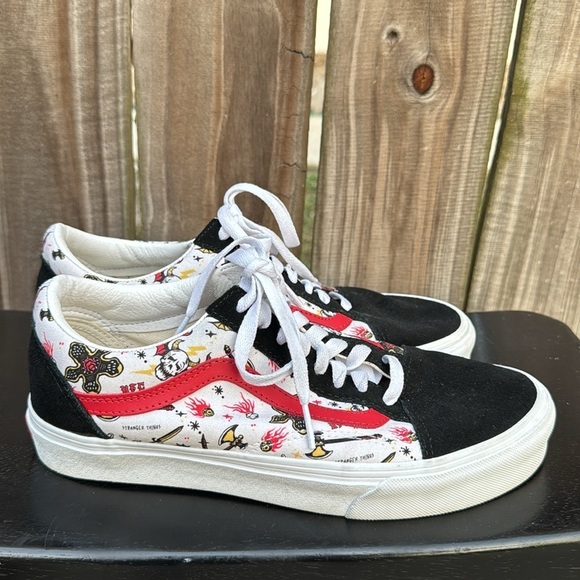 VANS X Stranger Things Old Skool lace up sneakers, size 8M/9.5W - Picture 4 of 6